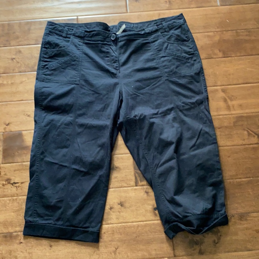 Black cotton Capri pants.